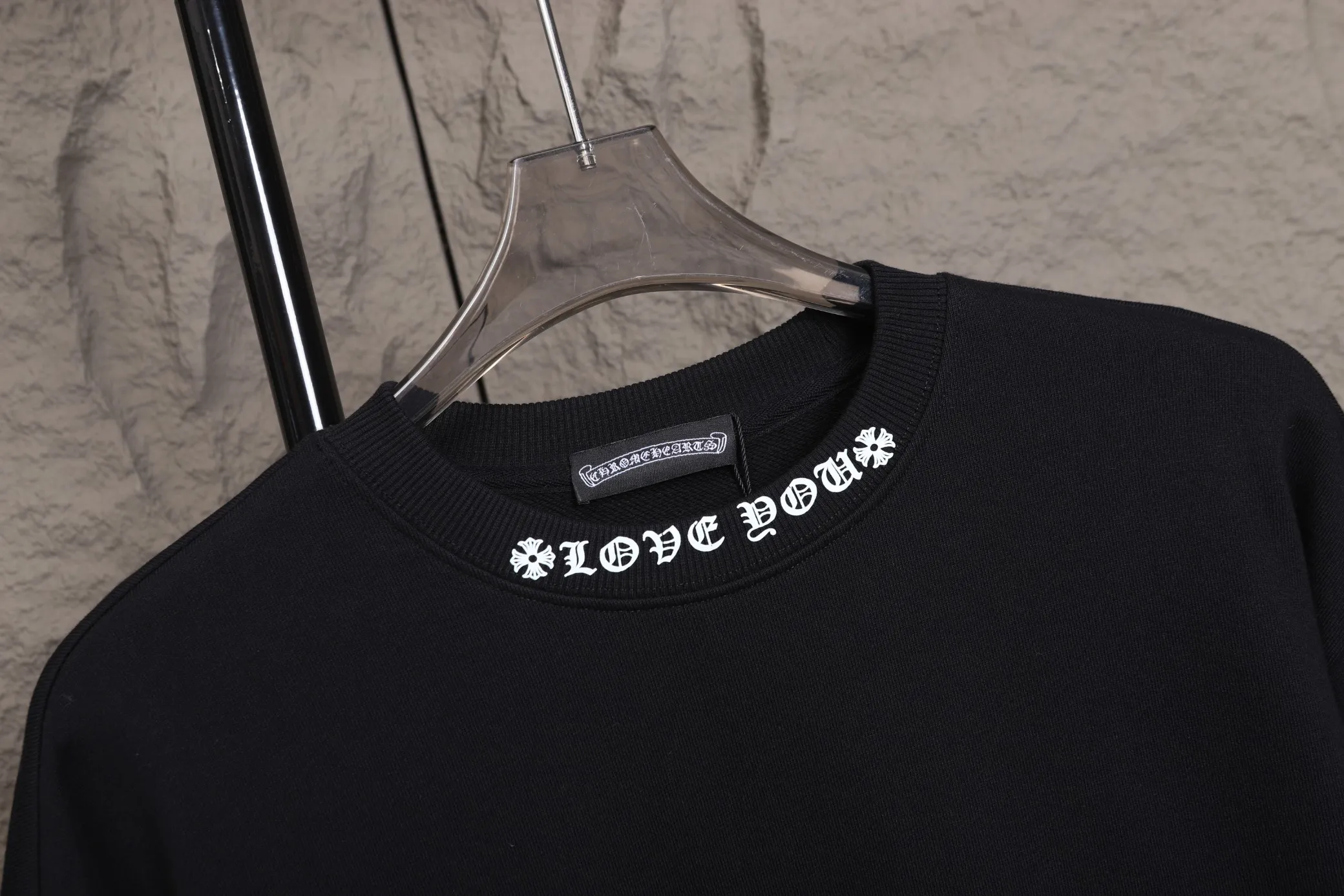 P240 top version Crow Heart Sweatshirt Controller, check it out! The DNA of this wave of outfits has moved directly!   The black model is perfect for coolness. The iconic Sanskrit on the neckline and the criss-cross arm design on the sleeves give it a dark and high-end feel. Wear it casually and you will look like a street trendy person. The white model is clean and classy, ​​simple yet with a sense of detail. It is perfect for daily pairing with jeans or overalls. It can turn into a cool trendy man or woman in an instant!   Both models have great texture and are very comfortable on the upper body. This kind of handsome and attitude-oriented item is a must-have in your autumn and winter wardrobe! #ChromeHearts #hoodiewear #trend single product #ootd